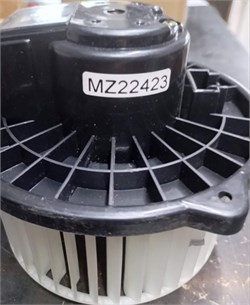 Мотор отопителя ISUZU NPR75,NLR85,NMR85,FSR90,FVR34,NQR90 (с крыльчаткой). Артикул ST-8-98047451-0. Производитель SAT
