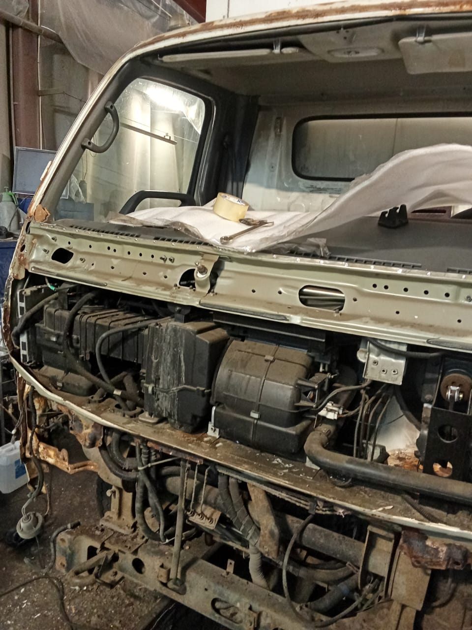Ремонт кабины, капот демонтирован