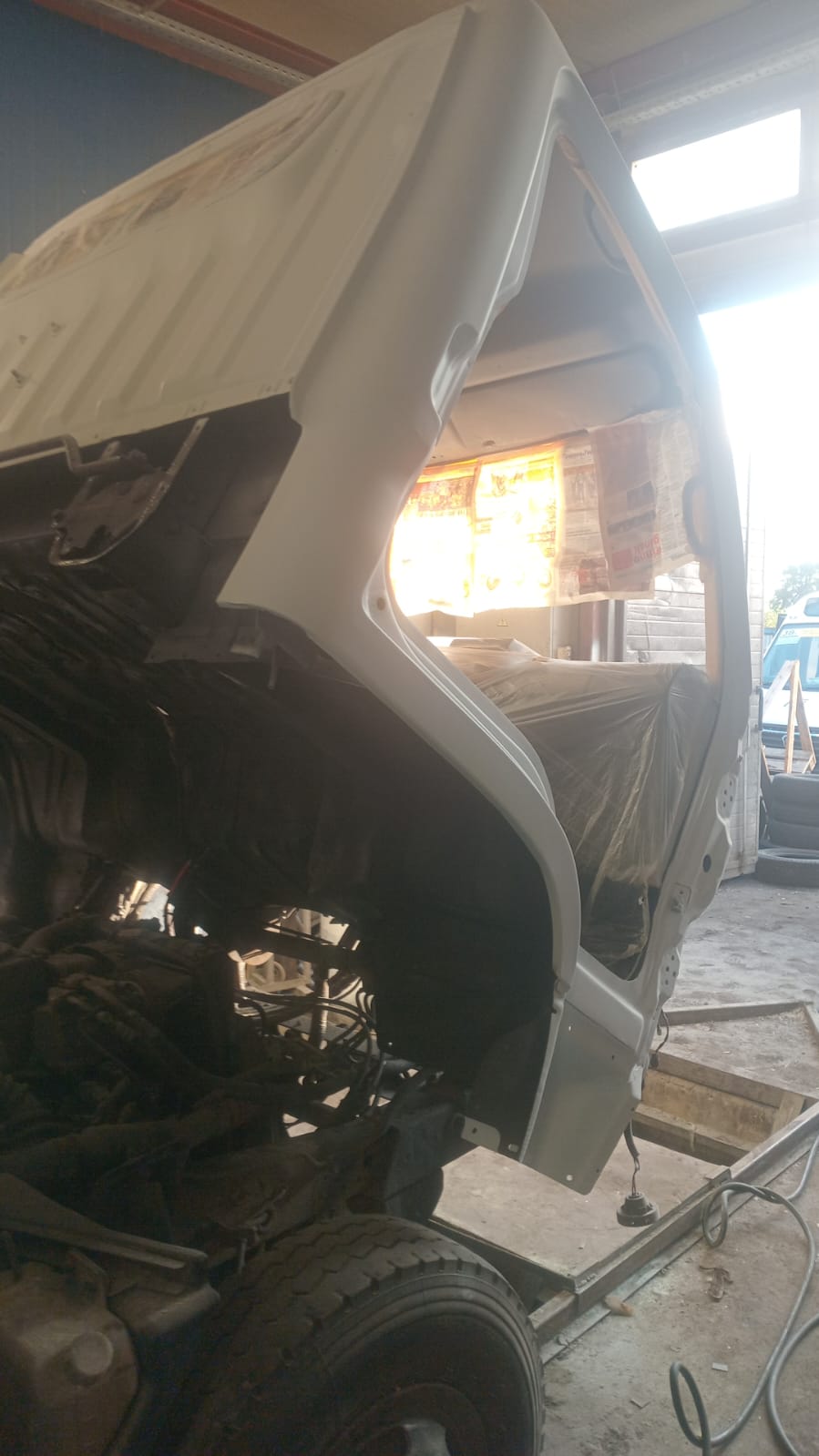 Кабина установлена на шасси и откинута для контроля качества