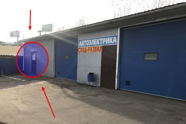 Вход в офис, обозначено стрелкой